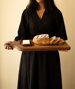 Planche à découper élégante en bois avec poignée de suspension, épaisse, durable, compatible couteaux, idéale pour couper, servir et présenter - Product Image 4