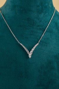 Collier en or blanc 14 carats avec diamant rond marquise sculpté de 2,32 carats, collier élégant à col en V pour femmes - Product Image 3