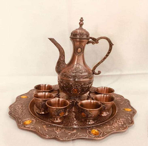 Magnifique surahi en cuivre orné d'un évier incurvé et de six petites tasses incrustées de pierres ambrées, à prix de gros. - Product Image 1