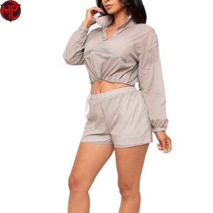 Ensemble décontracté deux pièces pour femme en coton 100 % écologique, comprenant un t-shirt court et un short ample à col rond avec poches – Idéal pour l'été - Product Image 3