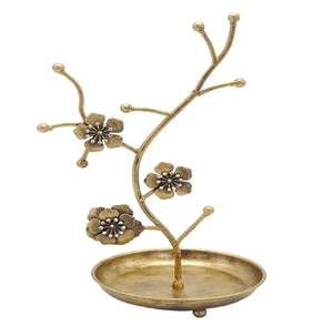 Expositor de joyería con diseño de rama de árbol floral dorada, con motivos florales ornamentados y base de bandeja redonda, disponible a precios de mayorista. - Product Image 1