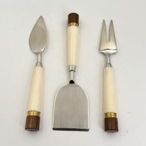 Ensemble de fromages en acier inoxydable personnalisé avec manche en bois et résine, idéal pour les événements de mariage, fabriqué en Inde - Product Image 4