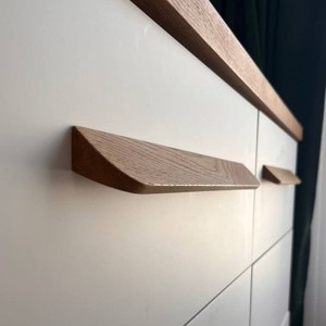 Poignées de porte et de fenêtre anciennes, poignées de porte de placard et poignées de meubles en bois de noyer personnalisées, boutons de tiroir, poignées de meuble de cuisine - Product Image 1