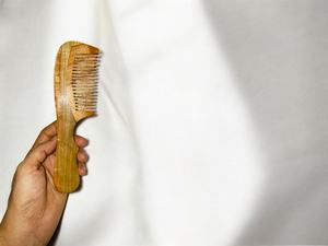 หวีไม้ทำมือสุดหรู ซี่กว้าง สำหรับสางผมและจัดแต่งทรงเครา เหมาะสำหรับร้านตัดผมและร้านเสริมสวย - Product Image 6