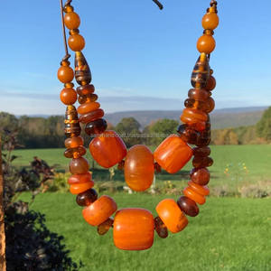 Collier classique en résine jaune avec diamants et perles Style romantique emballé en soie et lin pour les anniversaires - Product Image 4