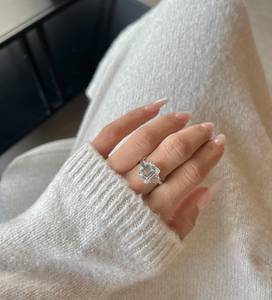 Bague de fiançailles unique en or blanc 10K avec diamant émeraude de 3,02 carats VS1 cultivé en laboratoire, trois pierres et trapezes latéraux taillés, cadeau idéal pour les fêtes - Product Image 6