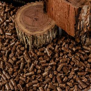 Granulés de bois de pin dur DIN PLUS / -A1, combustible de cuisson, vente en gros en Europe, biomasse en sacs plastiques de 15 kg - Product Image 1