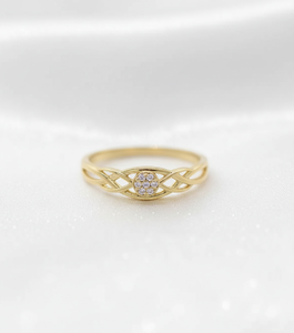 Anillo de compromiso y boda clásico de moissanita chapado en plata 925 con diseño de nudo ondulado entrelazado de siete piedras y engaste de púas - Product Image 3