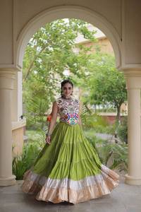 Blouse en rayonne style Kutchi et Lehenga en rayonne avec dentelle Lampi et volants, spéciale Navratri, prêt-à-porter - Product Image 3