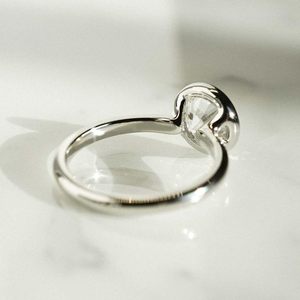 Impresionante anillo con diamante blanco de corte redondo y engaste de bisel, en plata de ley, ideal para regalos de cumpleaños y uso diario para mujeres. - Product Image 3