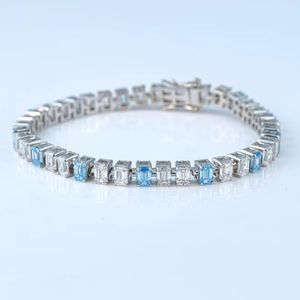 Pulsera de tenis de diamantes cultivados en laboratorio de corte esmeralda, blancos y azules vibrantes, de 6 quilates, con claridad VS, en oro de 14K chapado en rodio, de 7 pulgadas - Product Image 1
