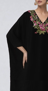 Elegante Kaftán Bordado de Dubái para Mujer, Kaftán con Cuello en V, Negro, Ropa Islámica Tradicional y Accesorios de Diseño - Product Image 4