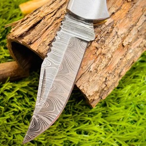 Cuchillo Plegable de Camping Hecho a Mano con Hoja Recta de Acero de Damasco, Mango de Cuerno y Madera, Funda de Cuero - Product Image 3