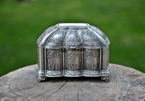 Boîte de rangement en métal élégante faite à la main, accent de luxe pour la maison par Tradebyd - Product Image 2