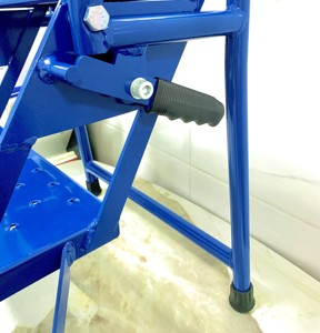 4 <b>Step</b> Rolling Steel Ladder with Safety Rails <b>Portable</b> Industrial <b>Step</b> Stool for Home Use 300kg Capacity - Product Image 4