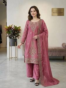 Ensemble Salwar Kameez Hania Aamir Rose Poussiéreux en Soie Premium Coupe Slim avec Palazzo Traditionnel et Broderie Zari Dorée pour Femme – Idéal Soirées - Product Image 2