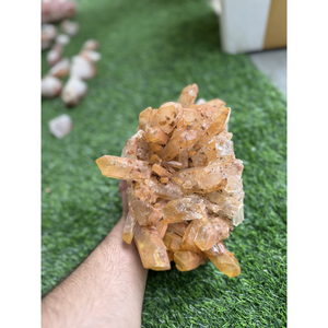 Cristal de quartz himalayen de haute qualité en forme de grappe de mangues, pierre naturelle pour la décoration intérieure et les collectionneurs - Product Image 1