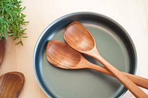 Cuchara de servir de madera de Neem hecha a mano, diseño minimalista, mango largo, acabado natural, hecha a mano para uso en la mesa. - Product Image 6