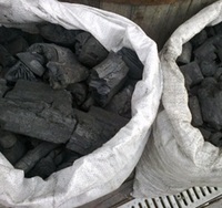 Briquettes de charbon de bois noir thaïlandais 100 % naturel, sans fumée et fabriquées à partir de coquilles de noix de coco