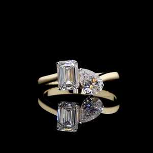 Elegante Anillo Toi Et Moi con Moissanita Corte Esmeralda y Corte Pera en Oro Amarillo de 14K |   Anillo de Compromiso con Dos Piedras, Joyería Fina de Lujo Moderna - Product Image 4