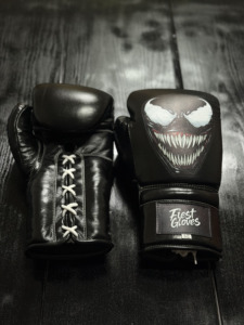 Guantes de Boxeo Personalizados Unisex de Cuero con Cierre de Cordones y Velcro, Correa de Muñeca Ajustable, Guantes de Combate con Impresión por Sublimación, 14 Años - Product Image 6