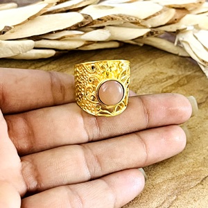 Dernier design Bague bohème en laiton plaqué or 18 carats pour femme, avec filigrane, pierre de lune pêche et motifs floraux tribaux, Bijoux vintage, Vente en gros/OEM - Product Image 5