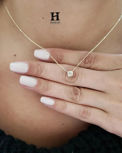 Collier pendentif solitaire en diamant certifié IGI en or 14 carats |   Pendentif flottant en diamant de laboratoire taille brillant rond pour femme |   W - Product Image 5