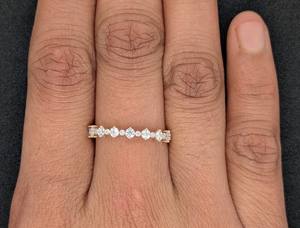 แหวนแต่งงานแบบครึ่งวงประดับมอสซาไนต์ทรงกลม 0.40 กะรัต, วงแหวนทองคำแท้ 14k สีเหลือง, ฝังเพชรแบบ Pave, ของขวัญวันครบรอบสำหรับผู้หญิง - Product Image 5