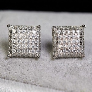 Boucles d'oreilles en moissanite pour femmes au design unique, éclat brillant, bijoux de mode pour occasions spéciales, en vente - Product Image 1