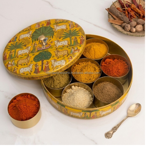 Boîte à masala de luxe en laiton avec décorations Pichwai jaunes – Coffret à épices professionnel 7 pièces - Product Image 3
