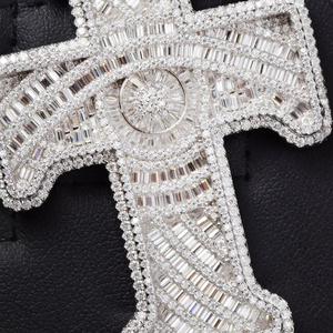 จี้รูปกางเขนเงินชุบโรเดียมประดับเพชรโมอิสซาไนต์ทรงบาแกตต์ VVS  แบบ Iced Out  เครื่องประดับทางศาสนา  ของขวัญสำหรับทุกเพศ  เครื่องประดับฮิปฮอป - Product Image 4