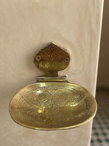 Porte-savon mural artisanal en laiton massif gravé, laiton non laqué, patine vintage, accessoires de salle de bain - Product Image 6