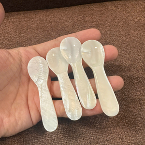 Cuillère en nacre pour salles à manger de luxe Ensemble de cuillères faites à la main pour confiture de caviar et service de nourriture élégant - Product Image 1