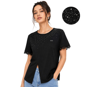 Camiseta de mujer con estilo chic, personalizada con pedrería brillante y ribete de encaje, 100% algodón, cuello redondo, informal, con dobladillo asimétrico. - Product Image 1