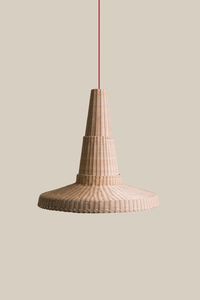 Lustre suspendu conique à plusieurs niveaux en rotin artisanal de qualité supérieure, luminaire moderne et organique - Product Image 2