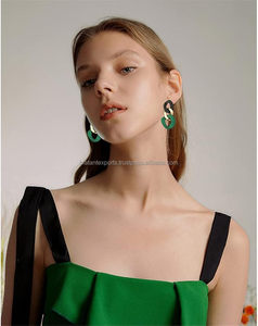 ต่างหูห่วงเรซิ่นดีไซน์เนอร์ระดับพรีเมียม รูปทรงคู่รัก สำหรับผู้หญิงและเด็กผู้หญิง สไตล์มินิมอล คลาสสิก ชุบทอง ทำด้วยมือ ของขวัญส่วนตัว - Product Image 5