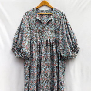 Belle robe en coton à motifs floraux, imprimée à la main, pour un usage décontracté. - Product Image 2