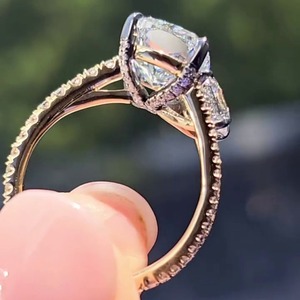 Anillo de Boda con Halo Oculto de Dos Tonos y Diamante Cultivado en Laboratorio con Corte Asscher, en Oro Amarillo de 14K, Certificado IGI, Color VVS+ EF - Product Image 5