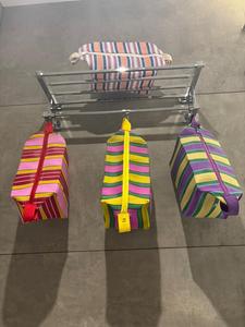 Sac fourre-tout de voyage extra large en nylon rayé personnalisé et écologique avec poignées, pochettes de toilette et cosmétiques recyclées réutilisables à fermeture éclair - Product Image 1