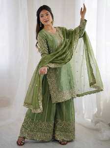 Traje de Georgette de Seda de Lujo con Bordado Dorado Intenso, Diseño Exclusivo Salwar Kameez, Conjunto Étnico Tradicional Pakistaní para Fiestas y Uso Casual - Product Image 6