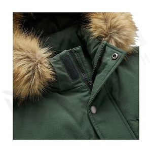 Chaqueta de Invierno Acolchada con Capucha Verde, con Capucha de Piel, Manga Larga, Relleno de Poliéster, Resistente al Viento, Largo Regular - Product Image 4