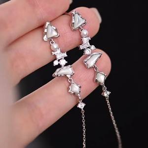 Nouvelles boucles d'oreilles pendantes longues et tendance de New Star, chaîne d'oreille en perles d'eau douce avec style irrégulier - Product Image 5