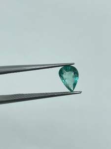 พลอยมรกตสีเขียวอมฟ้าทรงลูกแพร์ธรรมชาติ ขนาด 5x7 มม. น้ำหนัก 0.60 กะรัต สำหรับทำเครื่องประดับ - Product Image 3