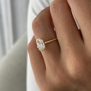 Bague de fiançailles minimaliste moderne en or jaune 18 carats avec diamant de laboratoire allongé de 2 carats, taille coussin, demi-sertissage, certifiée IGI - Product Image 4
