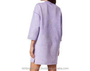 Robe sweat-shirt oversize pour femme en coton 100% violet, style streetwear, avec capuche personnalisée, effet délavé à l'acide et badge à sequins sur le devant - Product Image 3