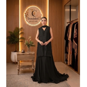 Robe de soirée noire en soie faite à la main, col en V, sans manches, élégante, luxueuse, taille empire, silhouette fourreau, en tissu mousseline, purement indienne - Product Image 1