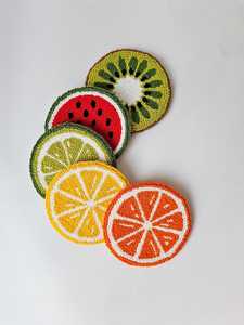 Ensemble de sous-verres ronds en tricot à l'aiguille, motifs fruits tropicaux, faits main, en fil tufté, colorés, pour une décoration de table estivale aux couleurs vives des agrumes - Product Image 1