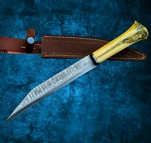 Couteau de chasse artisanal en acier Damas, manche en os, lame fixe, étui en cuir de buffle inclus. Idéal pour la chasse et le camping. - Product Image 4