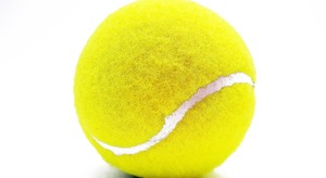 Pelota de Tenis con Superficie de Fieltro Amarillo y Costura Blanca Aislada sobre Fondo Blanco - Product Image 5