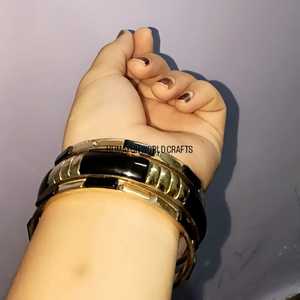 Elegantes brazaletes de resina negra hechos a mano con detalles metálicos en tono dorado, perfectos para uso casual, festivo y de fiesta. - Product Image 6